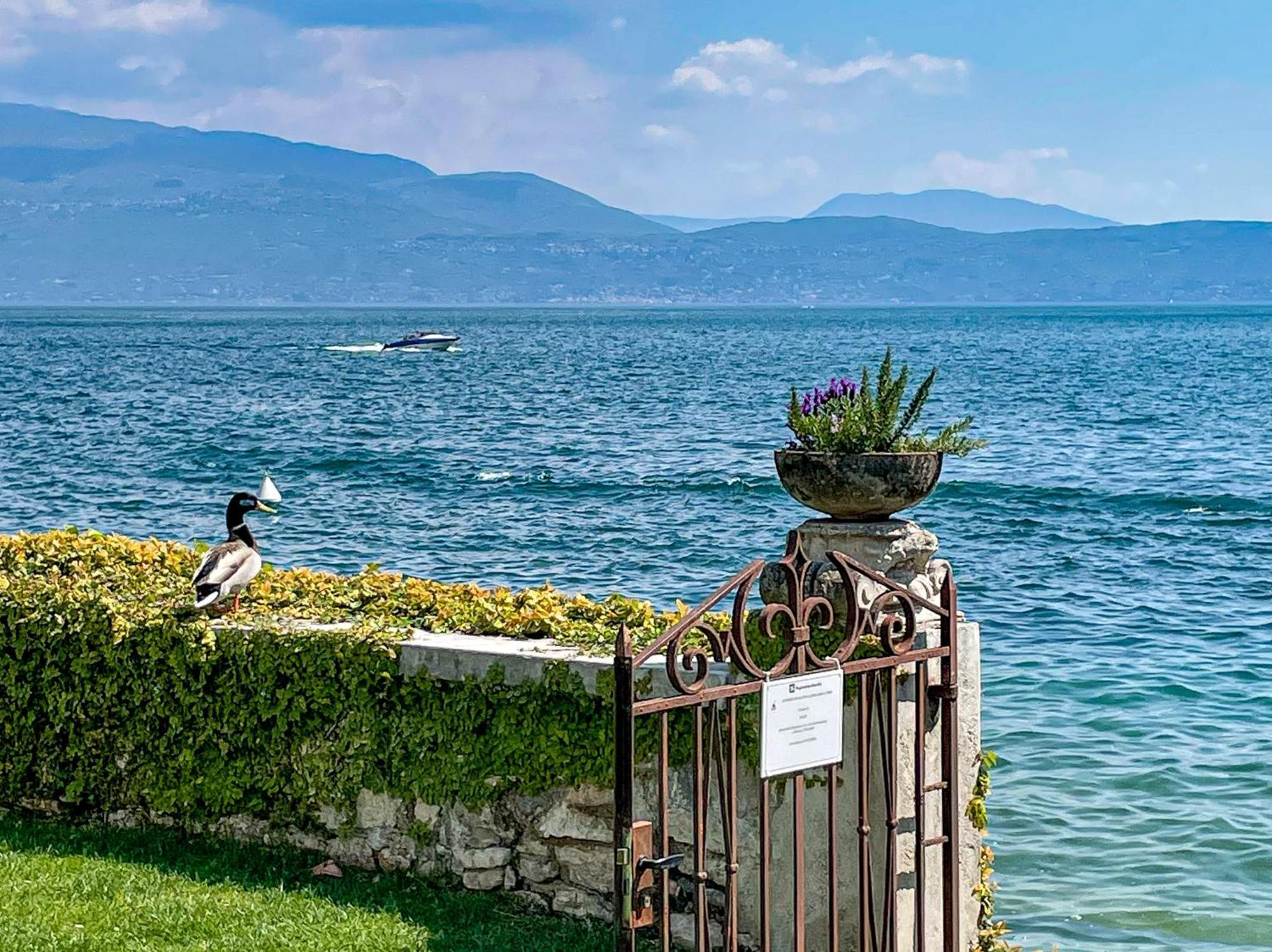 Luxury Lakeside Apartment Right On The Water Salo Bagian luar foto